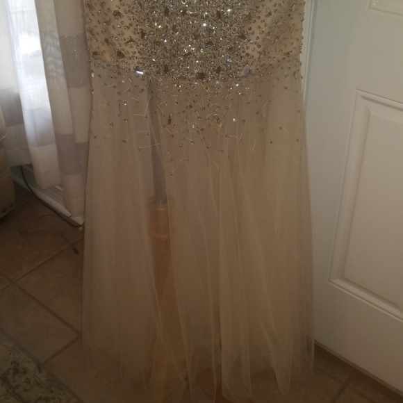 Stunning Gown SZ MED - Picture 3 of 7